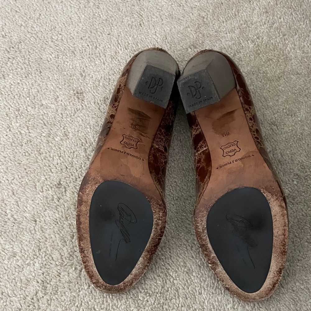 Donald J Pliner Casey Embossed Leather Pumps 9 M Brown - Picture 6 of 6